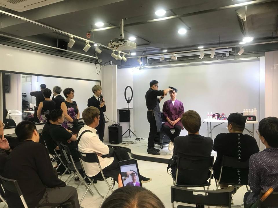 在髮型設計這條看似光鮮的道路上，Roy Cheng——PRIVATE i SALON 集團的技術總監，卻選擇用腳踏實地的方式，走出屬於自己的風格。他不是一位傳統意義上的髮型師，而是一位專注於頭髮顏色設計的專業導師與創作者。他以精湛的染髮技術，將顧客的個性與美感巧妙結合，為每一位坐上染髮椅的客人，打造獨一無二的色彩故事。