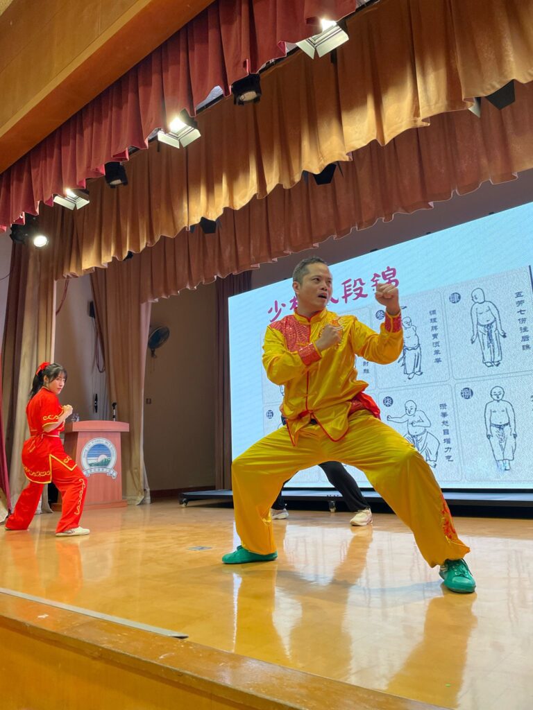 在香港這座中西文化交融的城市裡,有一位默默耕耘的武術推廣者,用十多年的歲月,將中國傳統武術紮根於校園,播種於學生心中。他是香港技擊運動總會的創辦人之一——歐德成師傅。