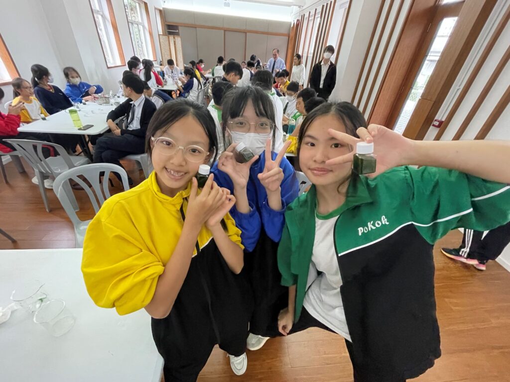 有些人選擇安穩,有些人則勇敢擁抱未知。陳子珊(Mag),一位在藍天翱翔二十年的空中服務員,並沒有選擇停留在熟悉的航道,而是踏出了舒適圈,轉身投入創業之路。從高空降落到腳踏實地,她不但與拍檔創立了 Fotis Lab,更與科學家攜手走進環保創新的領域,開啟一段充滿挑戰與希望的旅程。
