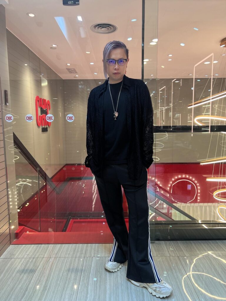 在髮型設計這條看似光鮮的道路上,Roy Cheng——PRIVATE i SALON 集團的技術總監,卻選擇用腳踏實地的方式,走出屬於自己的風格。他不是一位傳統意義上的髮型師,而是一位專注於頭髮顏色設計的專業導師與創作者。他以精湛的染髮技術,將顧客的個性與美感巧妙結合,為每一位坐上染髮椅的客人,打造獨一無二的色彩故事。