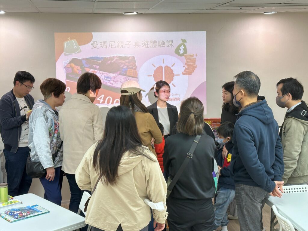 文俊友(Sophia)看起來依然青春洋溢,讓人難以想像她已經創業多年,並是一家推動兒童財商教育學院的創辦人。她的故事,從一個心理學畢業生的自我探索開始,逐步走進教育的世界,最終找到屬於自己的使命:幫助下一代建立正向的金錢價值觀。