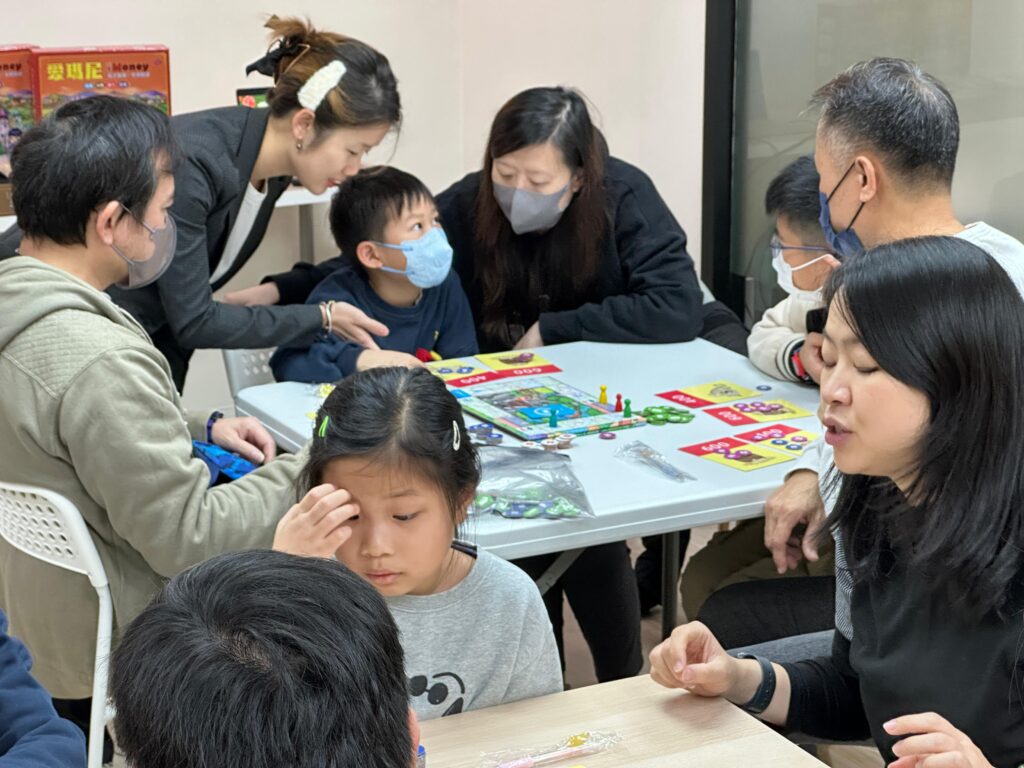 文俊友(Sophia)看起來依然青春洋溢,讓人難以想像她已經創業多年,並是一家推動兒童財商教育學院的創辦人。她的故事,從一個心理學畢業生的自我探索開始,逐步走進教育的世界,最終找到屬於自己的使命:幫助下一代建立正向的金錢價值觀。