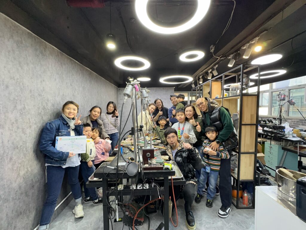 在現今社會,孩子們的教育不該只是課本上的知識,更應該讓他們看見世界的多樣性與可能性。知涵兒童財商學院創辦人文俊友(Sophia),正是這樣一位致力於拓展孩子視野的教育者。她相信,每一次生活的體驗,都是孩子探索未來的一扇門。