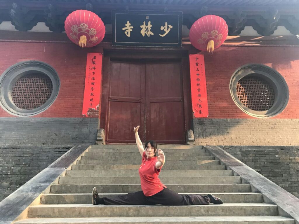 在舞台燈光下矯健翻騰的身影,在武術場上英姿颯爽的姿態,在社區與校園中熱心分享武術文化……這些都是今天的何詠妍,香港技擊運動總會的資深教練、國際武術比賽的得獎者、影視作品中的武打演員。但鮮有人知道,這位備受矚目的武術家,其實是在大學畢業後才接觸武術。起初的學習之路並不順利,一句「你無能力」,一度讓她懷疑自己是否根本不適合習武。