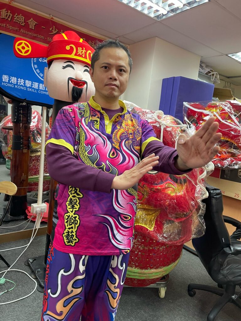 在這個節奏越來越快的現代社會,我們常常被華麗的招式所吸引,卻逐漸忘記了武術最初的樣貌。真正的武術,不只是舞台上的表演,更不只是套路的堆砌。它是一種歷史的積澱,是中華文化的精粹,是千百年來祖先用血與汗凝練出來的生存智慧與精神信仰。