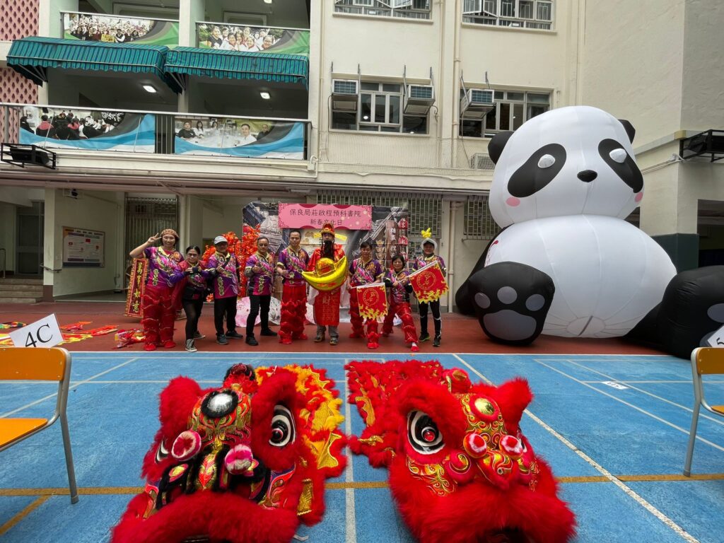 在香港這座中西文化交融的城市裡,有一位默默耕耘的武術推廣者,用十多年的歲月,將中國傳統武術紮根於校園,播種於學生心中。他是香港技擊運動總會的創辦人之一——歐德成師傅。