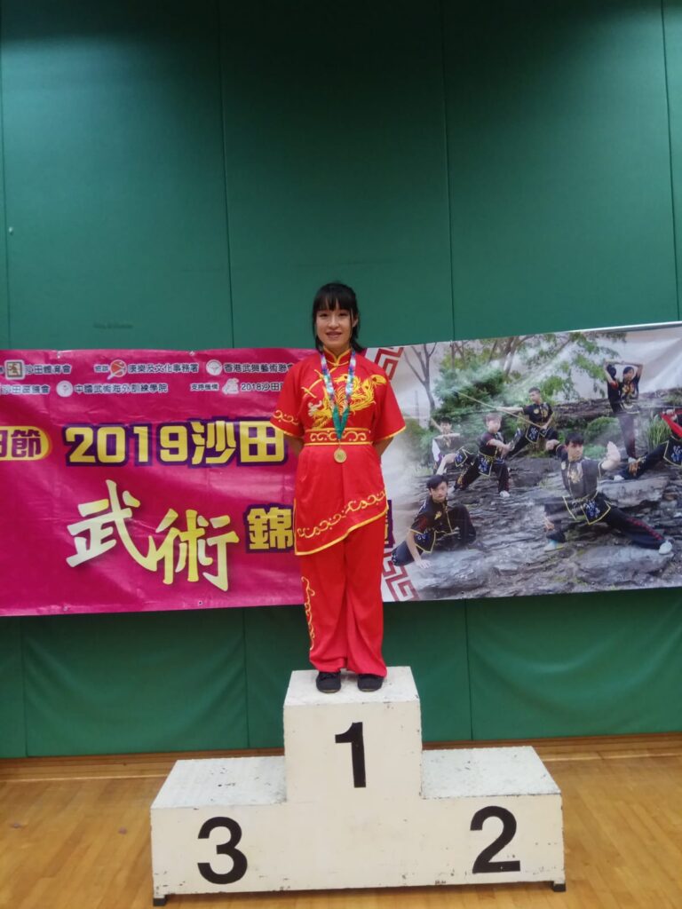 在舞台燈光下矯健翻騰的身影,在武術場上英姿颯爽的姿態,在社區與校園中熱心分享武術文化……這些都是今天的何詠妍,香港技擊運動總會的資深教練、國際武術比賽的得獎者、影視作品中的武打演員。但鮮有人知道,這位備受矚目的武術家,其實是在大學畢業後才接觸武術。起初的學習之路並不順利,一句「你無能力」,一度讓她懷疑自己是否根本不適合習武。