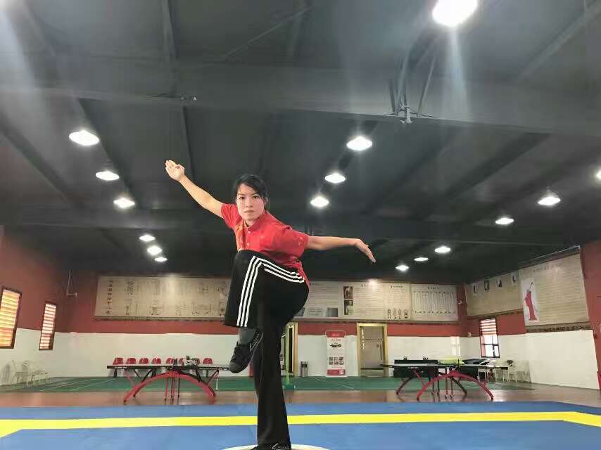 在舞台燈光下矯健翻騰的身影,在武術場上英姿颯爽的姿態,在社區與校園中熱心分享武術文化……這些都是今天的何詠妍,香港技擊運動總會的資深教練、國際武術比賽的得獎者、影視作品中的武打演員。但鮮有人知道,這位備受矚目的武術家,其實是在大學畢業後才接觸武術。起初的學習之路並不順利,一句「你無能力」,一度讓她懷疑自己是否根本不適合習武。