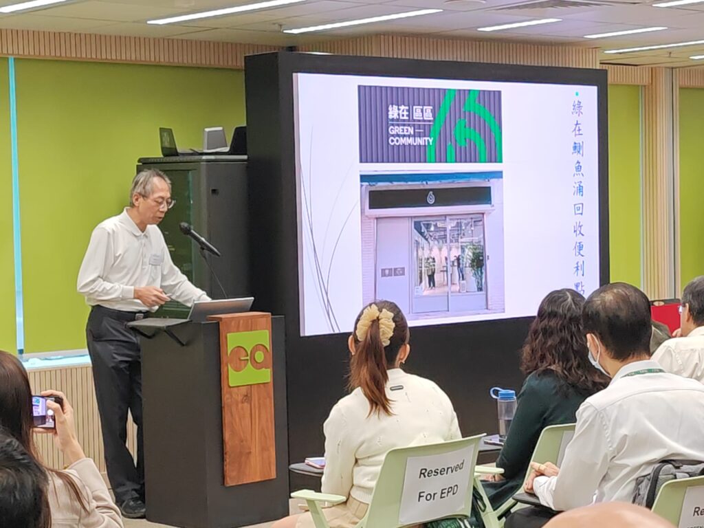在香港這座繁忙的都市中,有一群默默耕耘的志工,努力為地球播下綠意的種子。佛教慈濟基金會香港分會的梁榮錦先生,因為師父的一句開示「用鼓掌雙手做環保」啟發開始,正是這樣一位在環保前線上堅守崗位的實幹者,他不僅管理慈濟在港的兩個主要環保據點,更以行動推動市民參與可持續生活,落實環保從生活做起的理念。