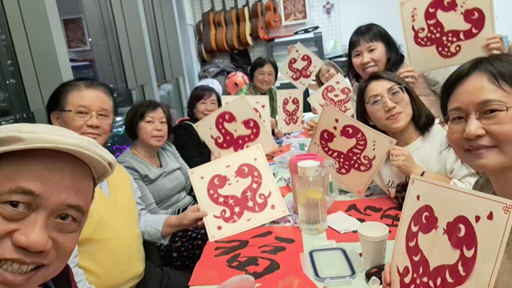 每個選擇離開舒適圈的人,都擁有一顆不願妥協的心。來自內地的香港家長教育協會的教務主任——鄧瑾,就是這樣一位帶著教育夢想,勇敢踏進香港的女性。她的故事,不只是關於移居與轉職,更是一場關於「堅持」與「重生」的人生修煉。