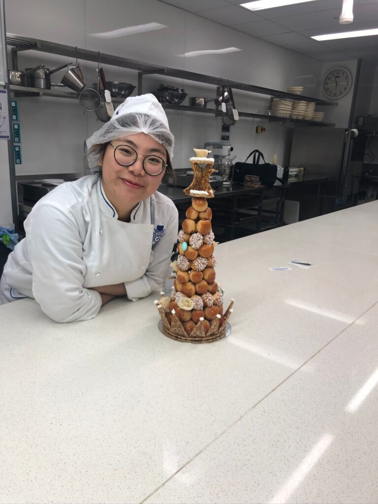 在香港這座節奏急促的城市裡,有一位女孩,選擇用甜品為世界帶來一點溫柔——她是林詩淇(Bess),一位曾遠赴紐西蘭修讀藍帶廚藝課程的甜品師傅。她的故事,不只是一場學業歷程,更是一段追夢的旅程。