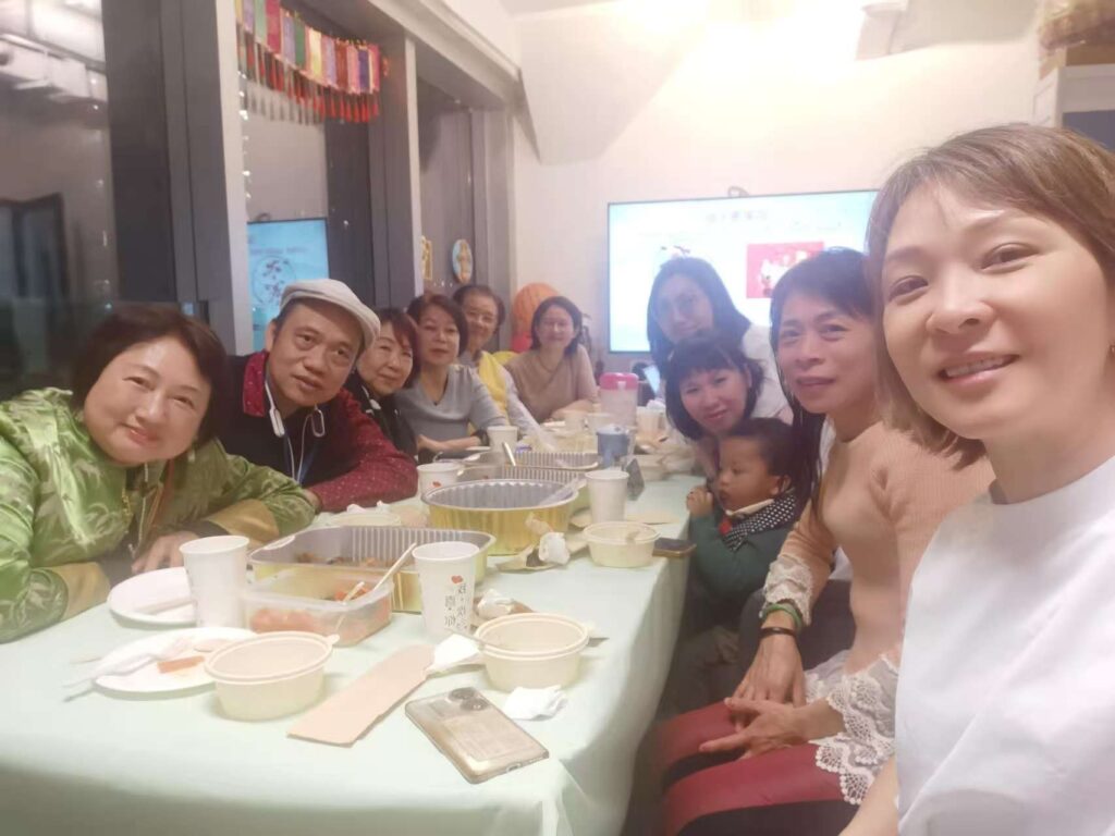 每個選擇離開舒適圈的人,都擁有一顆不願妥協的心。來自內地的香港家長教育協會的教務主任——鄧瑾,就是這樣一位帶著教育夢想,勇敢踏進香港的女性。她的故事,不只是關於移居與轉職,更是一場關於「堅持」與「重生」的人生修煉。