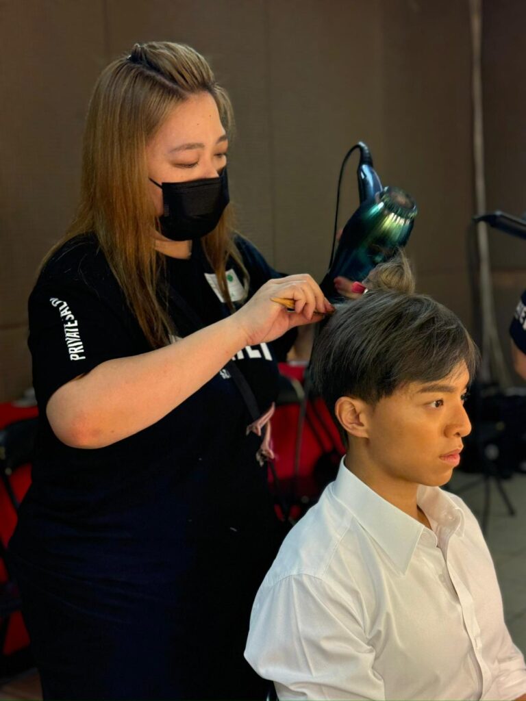 在 Chic Private i SALON,我們認識了 Yuki,一位帶著溫和笑容、語氣堅定的髮型師。她的故事,是一段從迷惘走向清晰、從低谷走向重建的過程。這不是一場劇烈的翻轉,而是一場深思熟慮後的選擇。