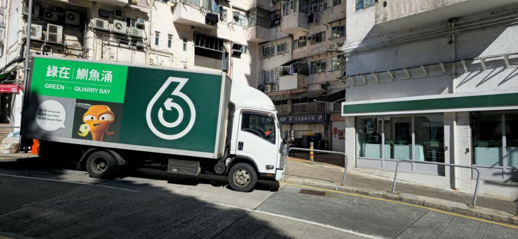在香港這座繁忙的都市中,有一群默默耕耘的志工,努力為地球播下綠意的種子。佛教慈濟基金會香港分會的梁榮錦先生,因為師父的一句開示「用鼓掌雙手做環保」啟發開始,正是這樣一位在環保前線上堅守崗位的實幹者,他不僅管理慈濟在港的兩個主要環保據點,更以行動推動市民參與可持續生活,落實環保從生活做起的理念。