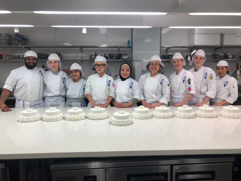 在香港這座節奏急促的城市裡,有一位女孩,選擇用甜品為世界帶來一點溫柔——她是林詩淇(Bess),一位曾遠赴紐西蘭修讀藍帶廚藝課程的甜品師傅。她的故事,不只是一場學業歷程,更是一段追夢的旅程。