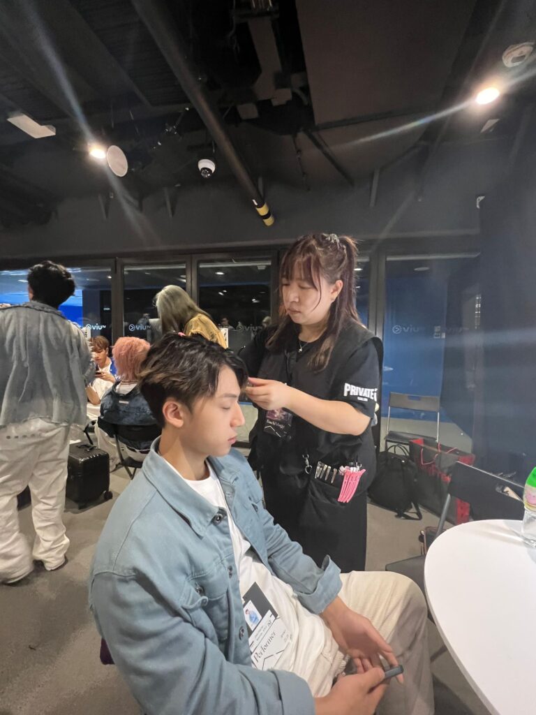 在 Chic Private i SALON,我們認識了 Yuki,一位帶著溫和笑容、語氣堅定的髮型師。她的故事,是一段從迷惘走向清晰、從低谷走向重建的過程。這不是一場劇烈的翻轉,而是一場深思熟慮後的選擇。
