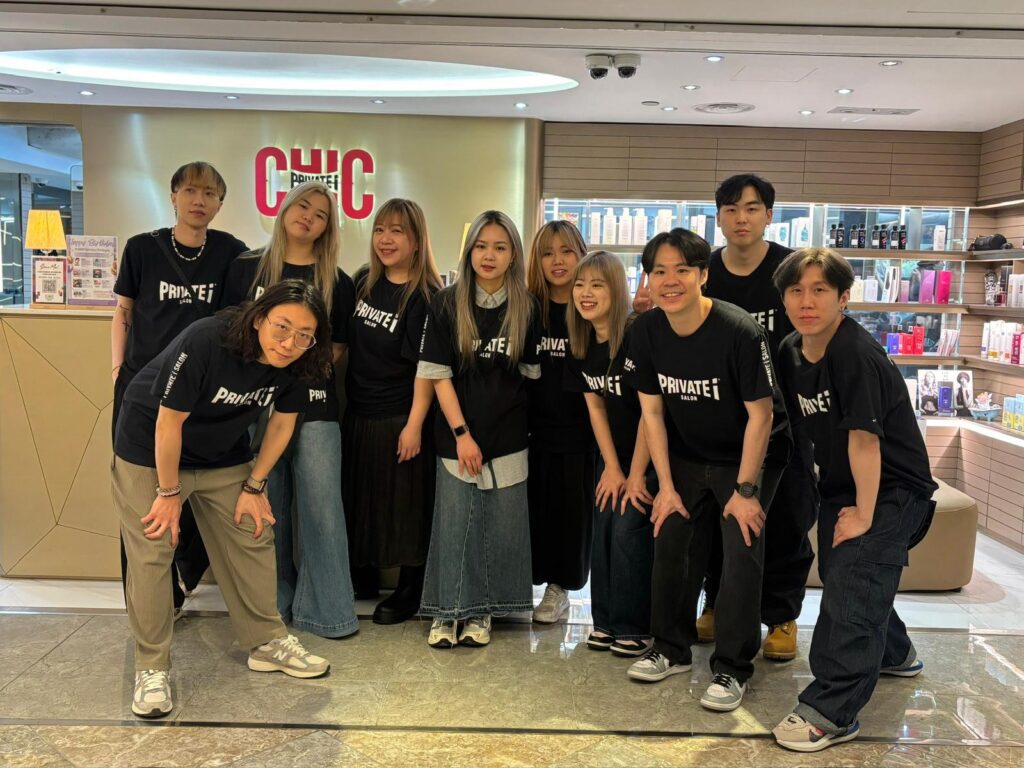 在 Chic Private i SALON,我們認識了 Yuki,一位帶著溫和笑容、語氣堅定的髮型師。她的故事,是一段從迷惘走向清晰、從低谷走向重建的過程。這不是一場劇烈的翻轉,而是一場深思熟慮後的選擇。