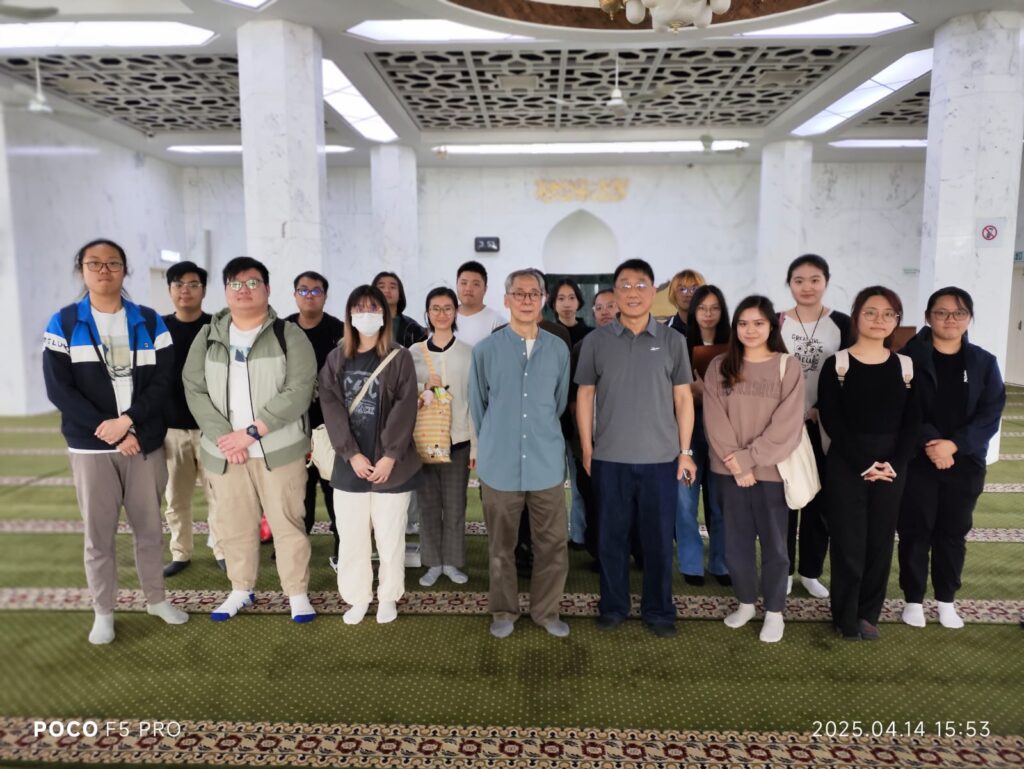 在每一個宗教家庭中,父母總希望孩子能夠延續自己的信仰,並且成為一個品格高尚的人。馬先生在訪談中分享了他對伊斯蘭教家庭教育的體會,以及個人成長的經歷。
