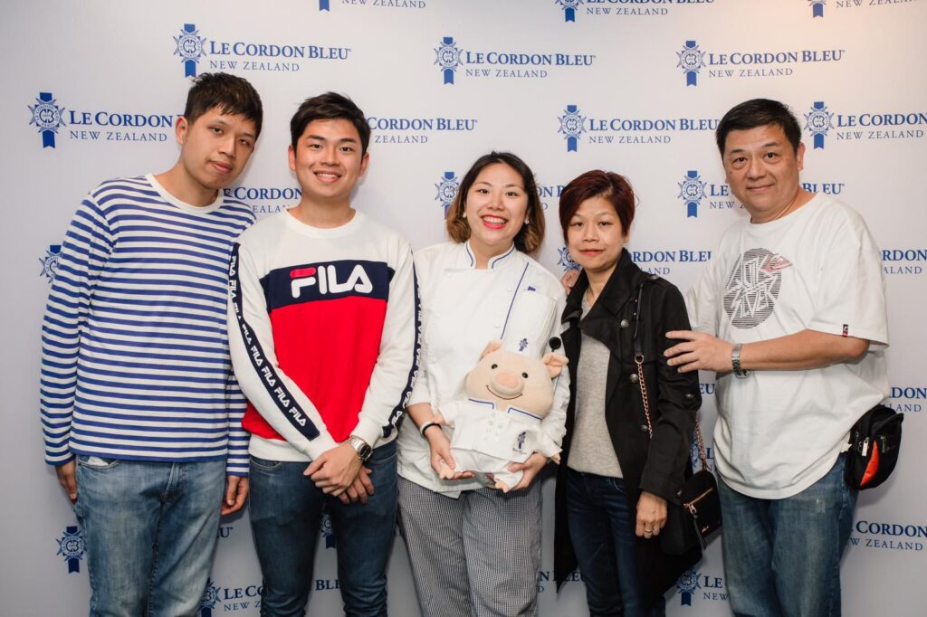 在香港這座節奏急促的城市裡,有一位女孩,選擇用甜品為世界帶來一點溫柔——她是林詩淇(Bess),一位曾遠赴紐西蘭修讀藍帶廚藝課程的甜品師傅。她的故事,不只是一場學業歷程,更是一段追夢的旅程。