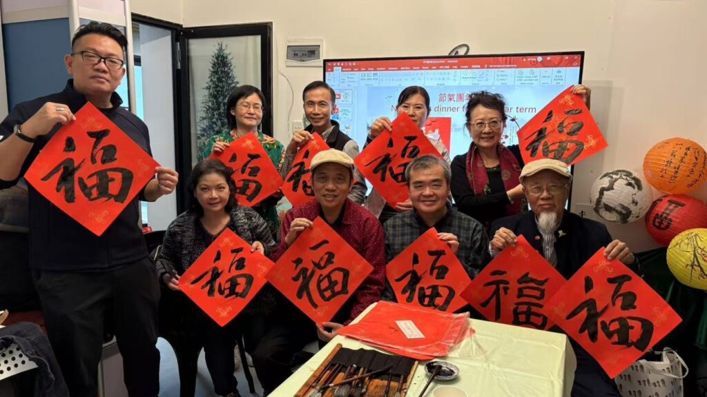 每個選擇離開舒適圈的人,都擁有一顆不願妥協的心。來自內地的香港家長教育協會的教務主任——鄧瑾,就是這樣一位帶著教育夢想,勇敢踏進香港的女性。她的故事,不只是關於移居與轉職,更是一場關於「堅持」與「重生」的人生修煉。