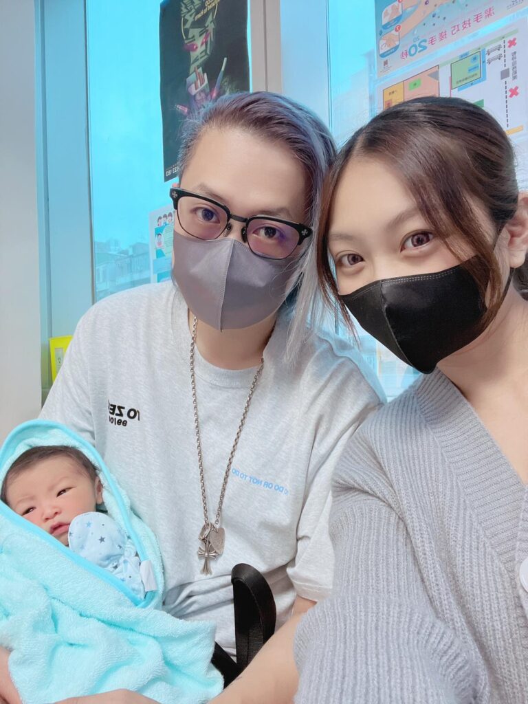 在髮型界闖蕩多年, PRIVATE i SALON 集團的技術總監 Roy Cheng,一直以專業與拼勁著稱。工作繁忙,每日面對高流量的客人,還有不少是時間緊迫的藝人。Roy的生活節奏,原本就像一台高速運轉的機器。然而,成為爸爸的那一刻,讓他的人生開始了全然不同的篇章。