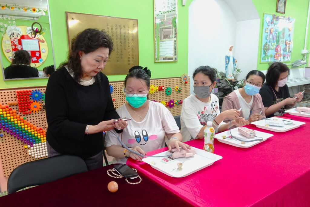 在教育界任教多年,香港幼苗協會屬校學務總監——麥謝巧玲博士深知,幼兒教育從來不是一條輕鬆的路。她以堅定的信念和熱忱,帶領一代又一代的老師成長,也見證了無數教育工作者的來來去去。這次訪問中,她真誠分享了她對師資培訓、教育初心與未來發展方向的看法,語重心長,發人深省。