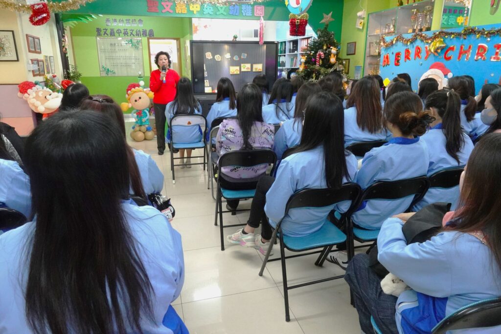 在教育界任教多年,香港幼苗協會屬校學務總監——麥謝巧玲博士深知,幼兒教育從來不是一條輕鬆的路。她以堅定的信念和熱忱,帶領一代又一代的老師成長,也見證了無數教育工作者的來來去去。這次訪問中,她真誠分享了她對師資培訓、教育初心與未來發展方向的看法,語重心長,發人深省。