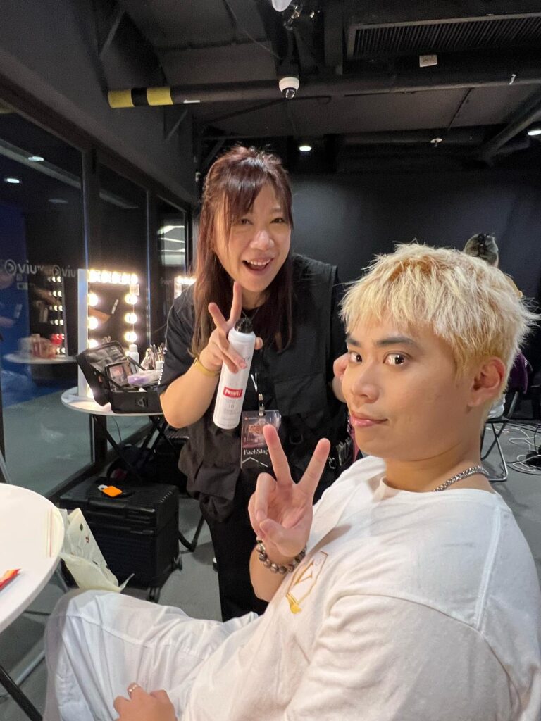 什麼才是一位好髮型師?是剪功了得?還是時尚敏銳?對Yuki來說,真正重要的,是信任與理解。來自 Chic Private i SALON 的她,透過一次次與客人的交流,慢慢建立起屬於自己的專業與風格。而這一切,從她第一天升上師傅那天說起。