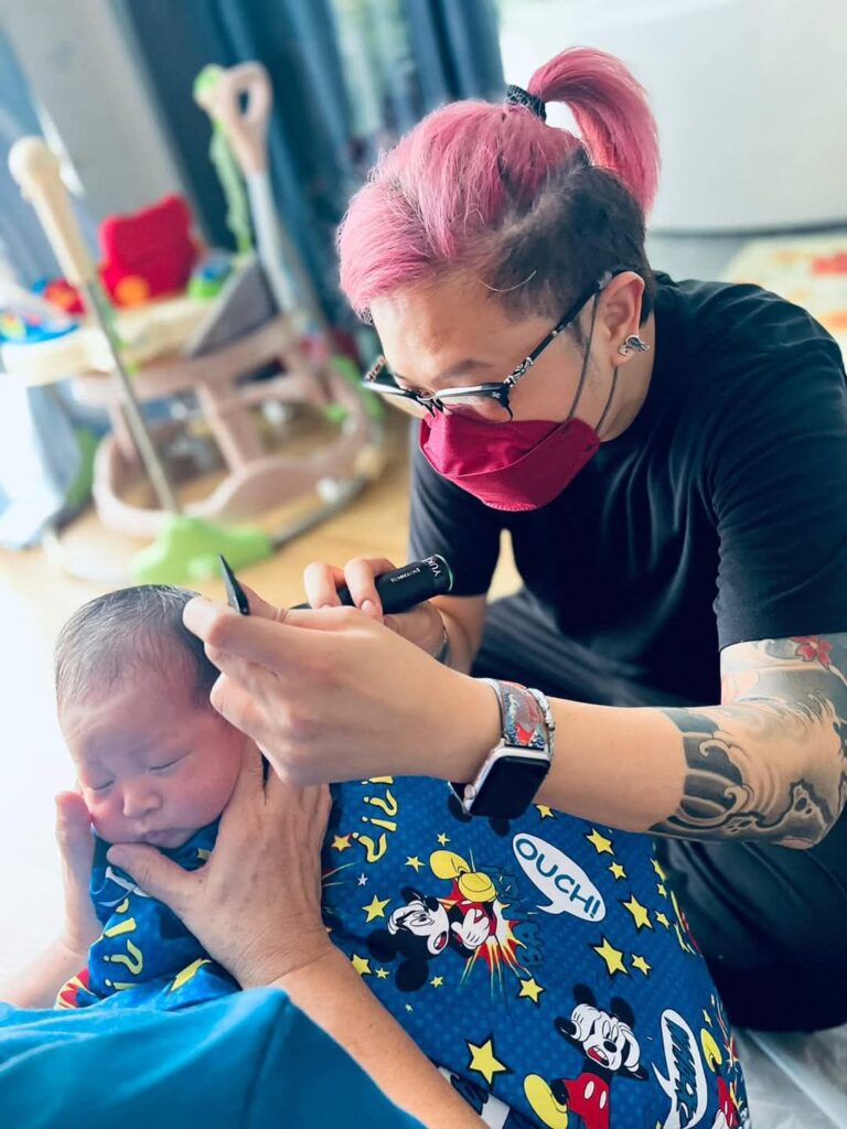 在髮型界闖蕩多年, PRIVATE i SALON 集團的技術總監 Roy Cheng,一直以專業與拼勁著稱。工作繁忙,每日面對高流量的客人,還有不少是時間緊迫的藝人。Roy的生活節奏,原本就像一台高速運轉的機器。然而,成為爸爸的那一刻,讓他的人生開始了全然不同的篇章。
