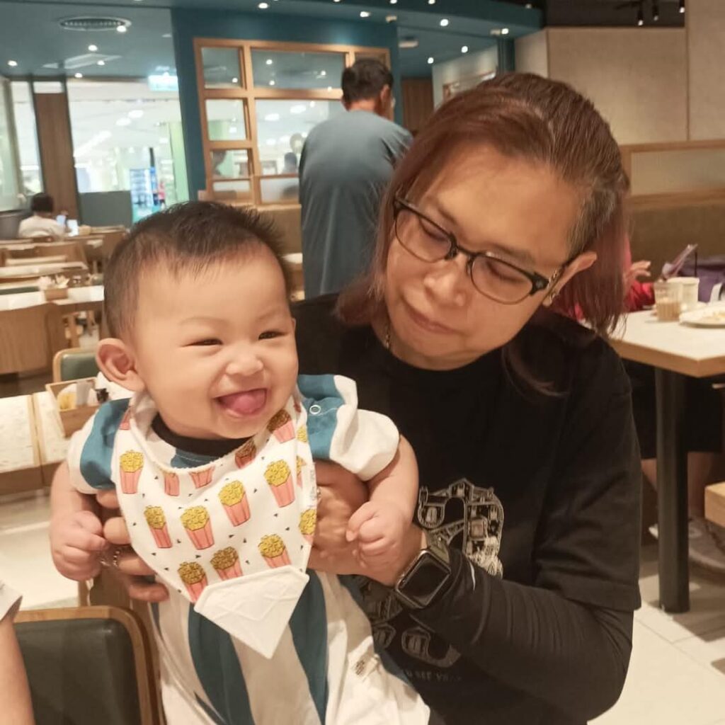 在髮型界闖蕩多年, PRIVATE i SALON 集團的技術總監 Roy Cheng,一直以專業與拼勁著稱。工作繁忙,每日面對高流量的客人,還有不少是時間緊迫的藝人。Roy的生活節奏,原本就像一台高速運轉的機器。然而,成為爸爸的那一刻,讓他的人生開始了全然不同的篇章。