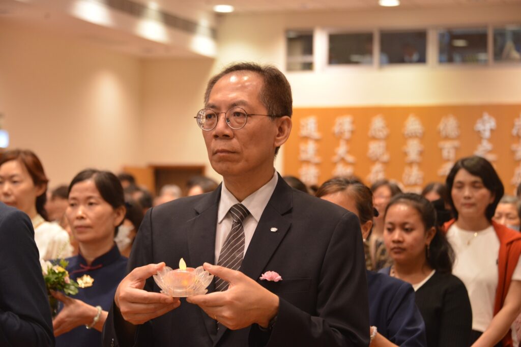 梁榮錦先生,現任佛教慈濟基金會香港分會的同仁,曾經是一位來自工業界玩具製造行業人士。如今他全身投入慈濟志業負責環保推廣等工作,走出一條截然不同的人生道路。他的故事,是一段從迷惑到頓悟,從物質追逐轉向心靈富足的歷程。