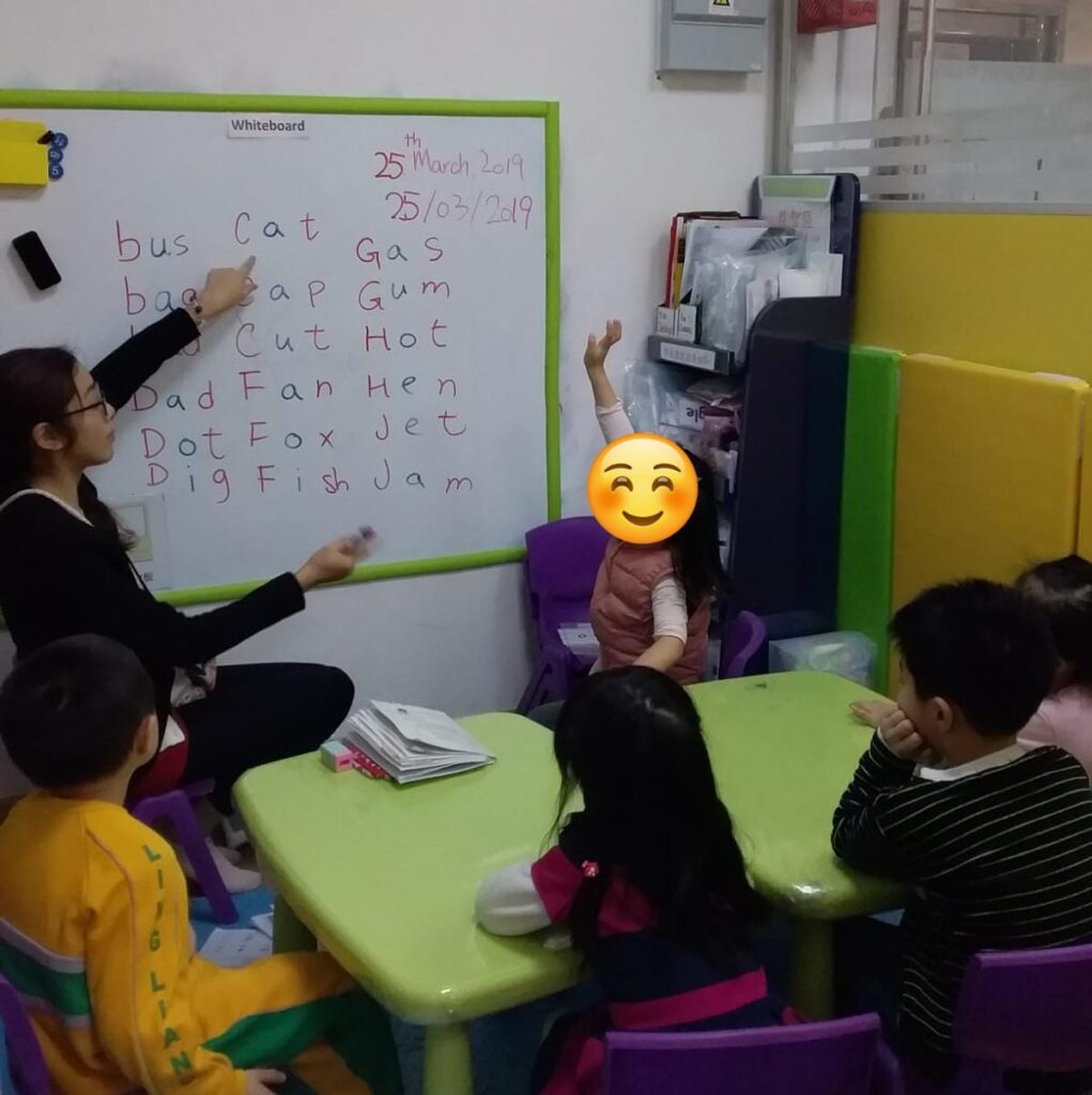 在香港這個競爭激烈的教育環境中,許多家長和學生都在成績與實際應用之間掙扎。然而,有一位導師卻選擇了一條與眾不同的道路,以愛與信任為基礎,透過日常生活的交流方式,讓孩子真正掌握英語。她就是Ms. Debby。