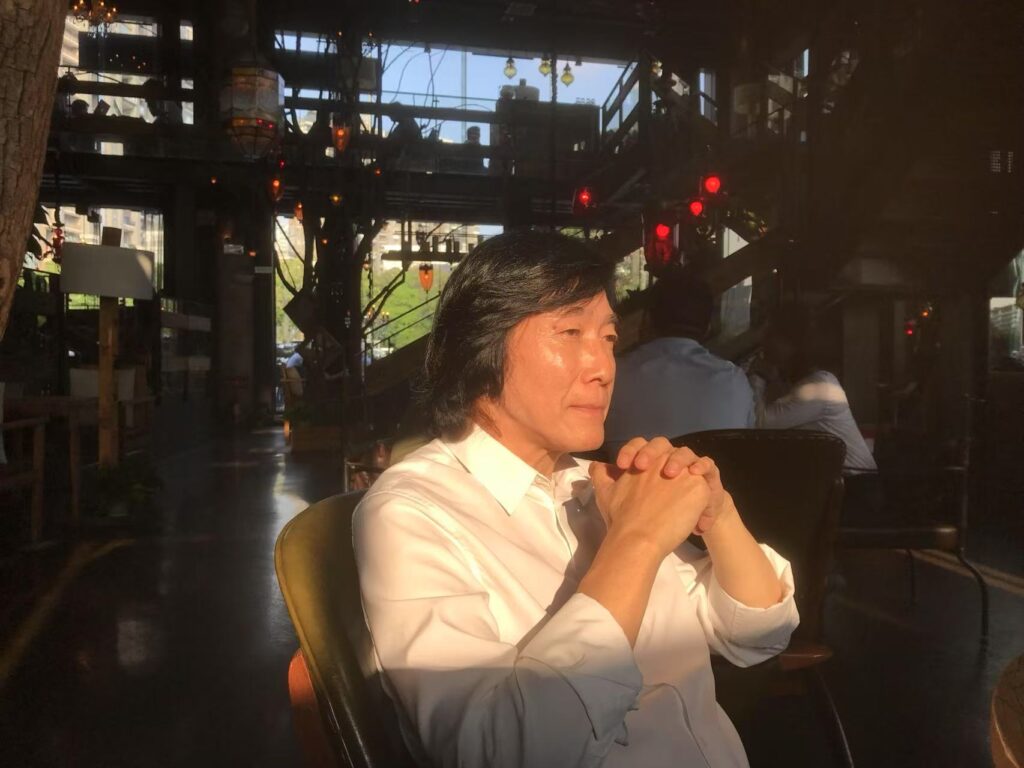 「彈琴,不是為了表現自己,而是為了尊重作曲家。」著名鋼琴家、教育家、香港鋼琴音樂協會主席蔡崇力教授,在接受訪問時這樣說。他的這番話,不只是對音樂的見解,更是一份對藝術的敬畏與承擔。