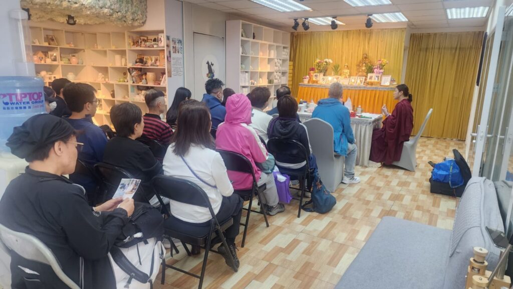 在都市生活的熱鬧與匆忙之間,總有一些生命被我們悄然忽略。牠們或許曾是某人的摯愛,也可能從未擁有一個名字,只是默默在街角活著,然後悄然離開。在這樣的背景下,「寵新開始」誕生了,一間專門為動物提供善終服務的非一般公司,由創辦人Don Leung(梁家傑)親手築起。