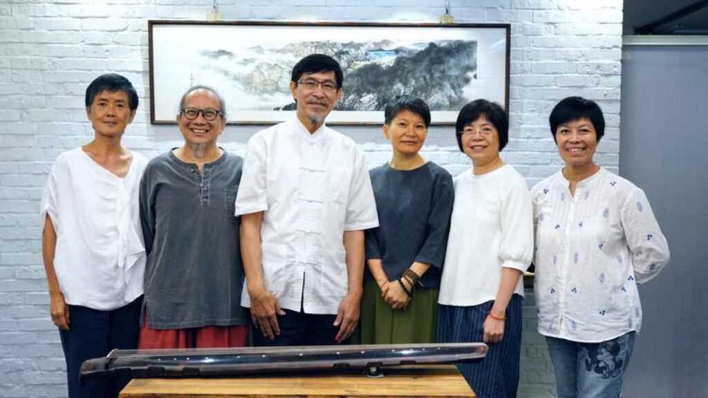 在香港這樣一個節奏急促、空間尺土寸金的城市裡,李春源博士卻選擇了一條看似不合時宜的路。他不僅是註冊建築師、中醫師、古琴師,更是一位親手斲琴的工藝人。對他而言,古琴不只是樂器,更是文化的載體、時間的容器。而他用雙手,將古老的技藝一點一滴地延續下來。