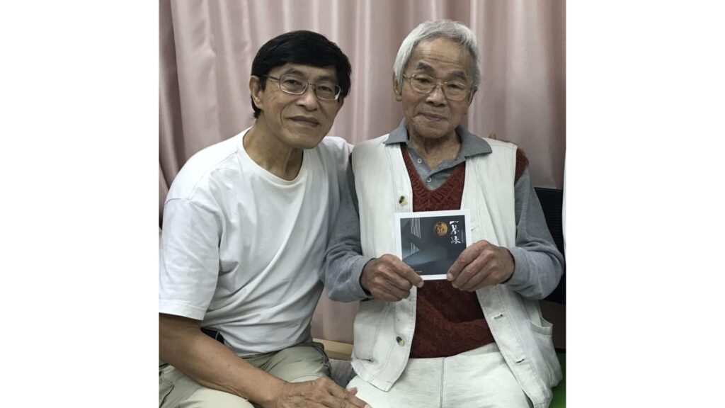 在香港這樣一個節奏急促、空間尺土寸金的城市裡,李春源博士卻選擇了一條看似不合時宜的路。他不僅是註冊建築師、中醫師、古琴師,更是一位親手斲琴的工藝人。對他而言,古琴不只是樂器,更是文化的載體、時間的容器。而他用雙手,將古老的技藝一點一滴地延續下來。