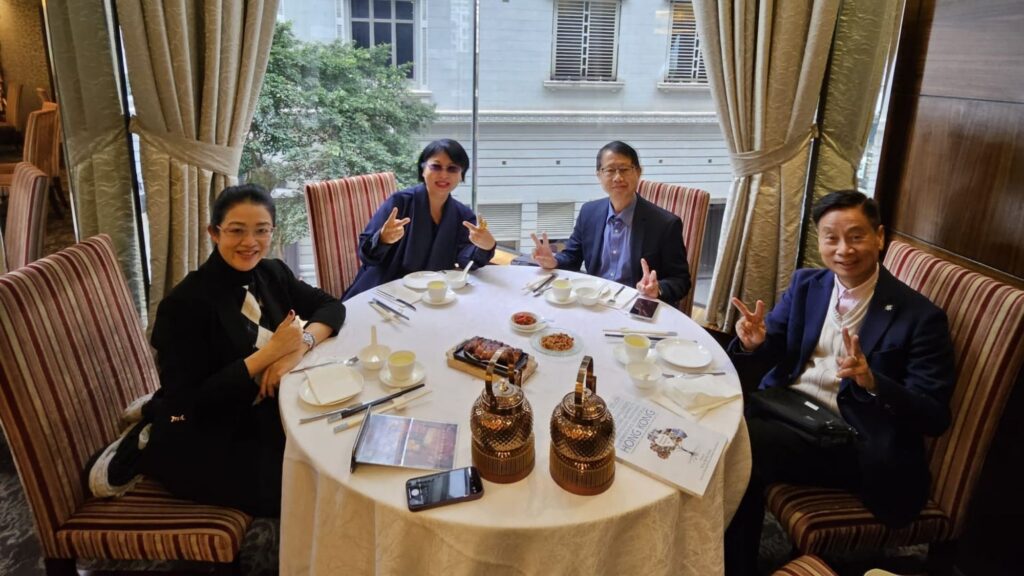 在一次平凡的咖啡邀約中,賴美琪博士的人生走向了新的旅程。這位原本專注於自己家庭教育、親自承擔孩子教育責任的母親,她的女兒Paris當時已升讀大學,並且是成績優異的第一名學生。正因如此,她被一位來自國外的教會領袖點名邀請,希望她能站出來,為香港尚未成形的家庭教育打開一條道路。