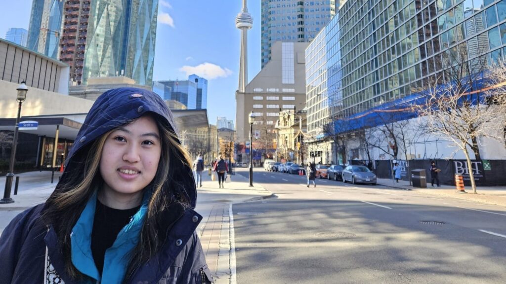 在一次平凡的咖啡邀約中,賴美琪博士的人生走向了新的旅程。這位原本專注於自己家庭教育、親自承擔孩子教育責任的母親,她的女兒Paris當時已升讀大學,並且是成績優異的第一名學生。正因如此,她被一位來自國外的教會領袖點名邀請,希望她能站出來,為香港尚未成形的家庭教育打開一條道路。