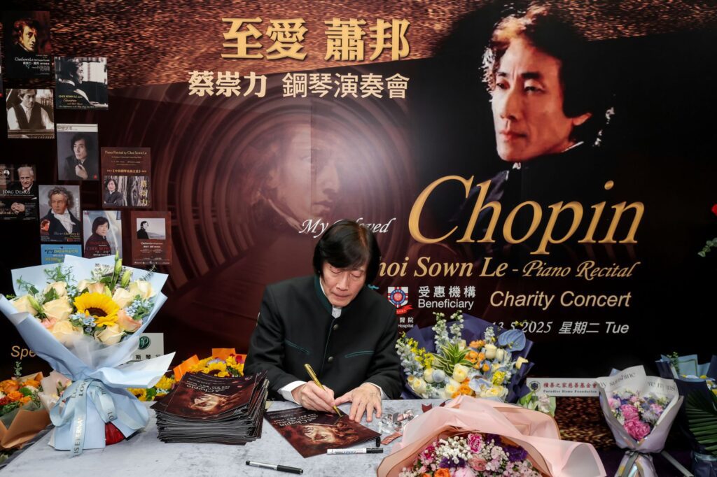 在音樂的旅途上,每一位演奏者都會走到某些難以跨越的階段。國際鋼琴家、教育家,同時也是香港鋼琴音樂協會主席的蔡崇力教授,選擇以一種更深、更靜的方式去面對這些挑戰——他靠的是「呼吸」。這不是比喻,而是真切的體悟。對蔡教授而言,「呼吸」不只是維持生命的本能,而是一種與音樂內在連結的方式,一種讓音符能夠自然流轉的力量。