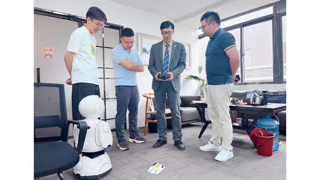 在教育的路上走過幾十年,寶血女子中學的前任校長杜師正校長始終堅信:每一位學生都值得被理解、被關心,無一例外。訪問的時候,他並未急於談理念,而是輕聲說道:「讓我先講個故事。」那是一個讓他至今難以忘懷的故事,一個原本開朗、愛笑的學生,最終卻在沉重的情緒壓力下,被邊緣化,甚至失去了求學的年華。