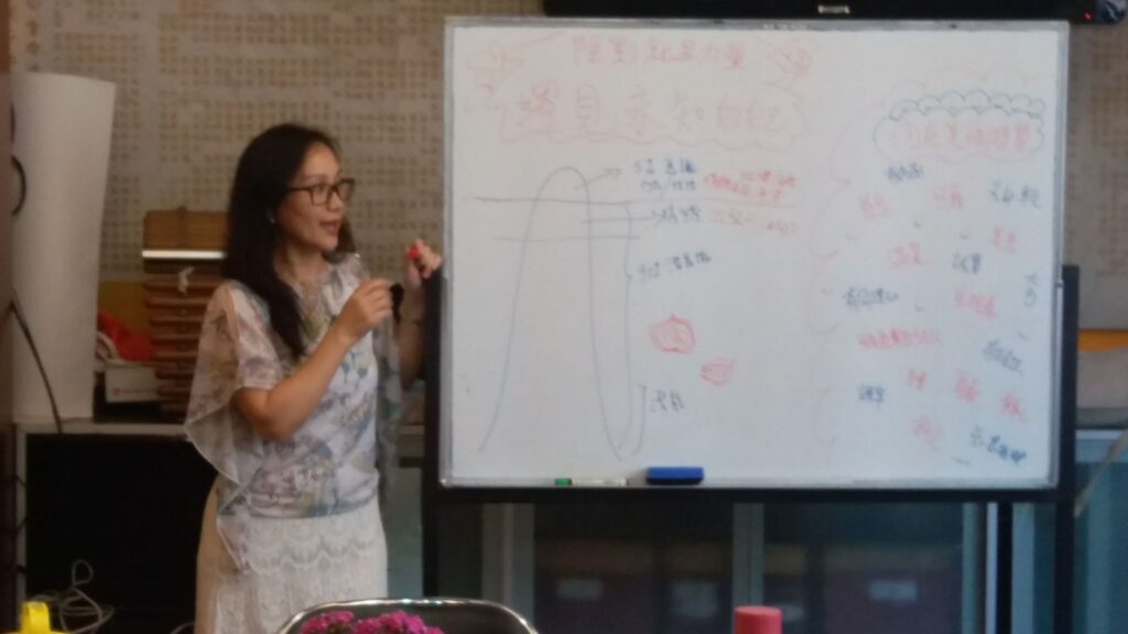 在這個資訊爆炸、人心浮躁的時代,能夠堅持傾聽、陪伴,並用真心溫暖他人的人,彌足珍貴。梁翠碧(Pheabe),便是這樣一位用生命影響生命的人。作為一名資深生命教練,她長年陪伴在情緒困擾、婚姻破裂、親子衝突,甚至面對生命終結邊緣的人們身旁。而當命運將試煉降臨到她自己身上時,她也用同樣的溫柔與堅韌,陪伴自己走過最黑暗的低谷。