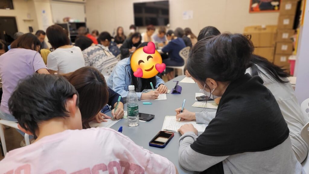 在這個資訊爆炸、人心浮躁的時代,能夠堅持傾聽、陪伴,並用真心溫暖他人的人,彌足珍貴。梁翠碧(Pheabe),便是這樣一位用生命影響生命的人。作為一名資深生命教練,她長年陪伴在情緒困擾、婚姻破裂、親子衝突,甚至面對生命終結邊緣的人們身旁。而當命運將試煉降臨到她自己身上時,她也用同樣的溫柔與堅韌,陪伴自己走過最黑暗的低谷。