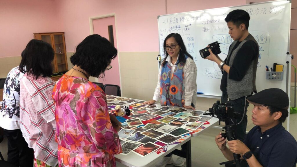「當上天突然拿走了我的劇本,給我一個全新的,我該怎樣演下去?」梁翠碧(Pheabe),這位生命教練,用她柔和又堅定的聲音,娓娓道來一段跌宕起伏而又充滿希望的生命旅程。