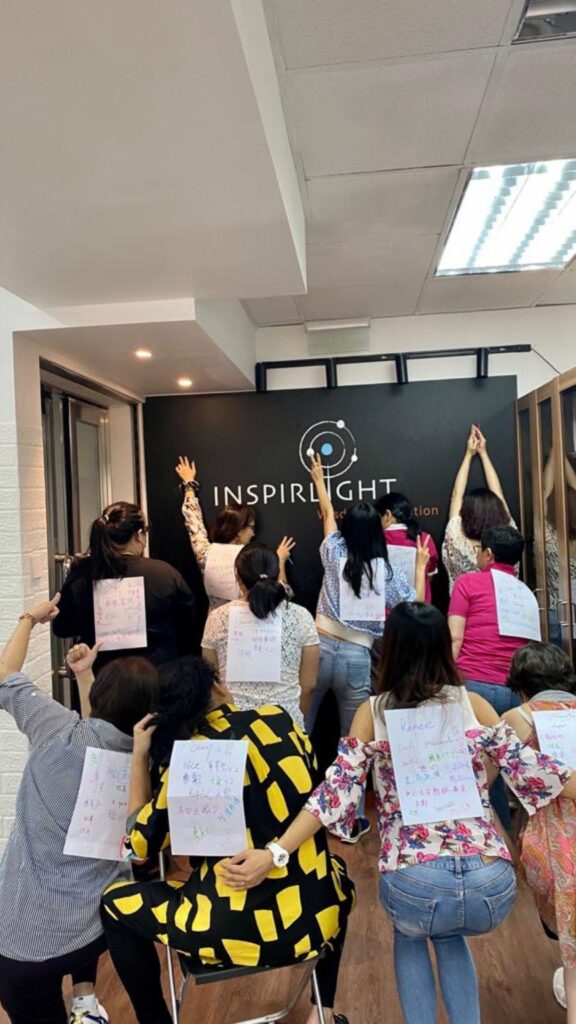 在這個資訊爆炸、人心浮躁的時代,能夠堅持傾聽、陪伴,並用真心溫暖他人的人,彌足珍貴。梁翠碧(Pheabe),便是這樣一位用生命影響生命的人。作為一名資深生命教練,她長年陪伴在情緒困擾、婚姻破裂、親子衝突,甚至面對生命終結邊緣的人們身旁。而當命運將試煉降臨到她自己身上時,她也用同樣的溫柔與堅韌,陪伴自己走過最黑暗的低谷。