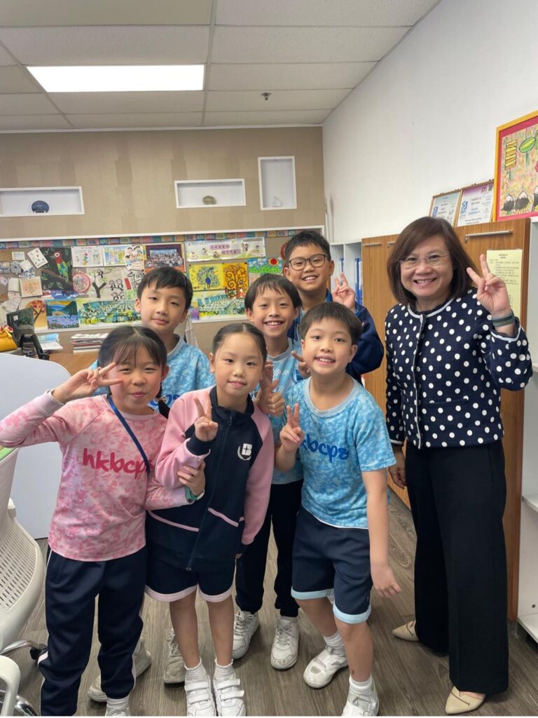 專訪香港浸信會聯會小學 張瑞瑜校長。在香港這座繁忙城市的角落,有一所小學正以不一樣的方式,默默地發光發熱。香港浸信會聯會小學,不僅是一個學習知識的地方,更是一個由家長、老師與學生共同編織愛與承擔的社群。張瑞瑜校長,懷著一顆對教育和信仰的堅定之心,細說這段由家長參與、共同築夢的旅程。