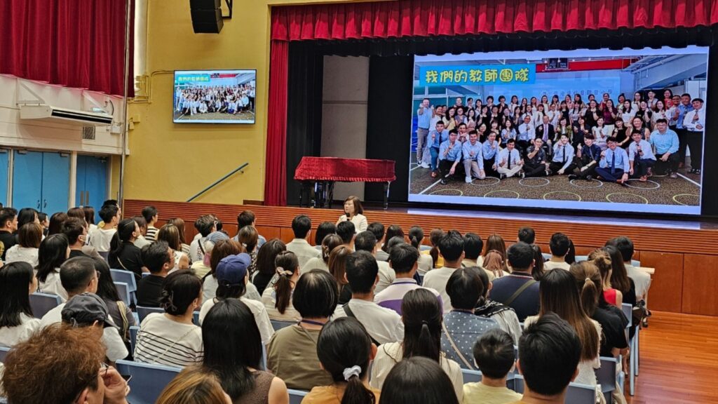 專訪香港浸信會聯會小學 張瑞瑜校長。在香港這座繁忙城市的角落，有一所小學正以不一樣的方式，默默地發光發熱。香港浸信會聯會小學，不僅是一個學習知識的地方，更是一個由家長、老師與學生共同編織愛與承擔的社群。張瑞瑜校長，懷著一顆對教育和信仰的堅定之心，細說這段由家長參與、共同築夢的旅程。