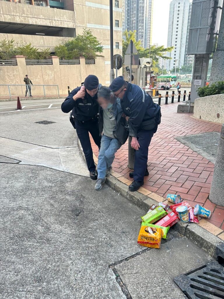在警察這份職業中,除了打擊罪案與維持治安之外,還有一些更溫暖、更貼地的故事正在悄悄上演。由東九龍總區推行的「關匯計劃」(Project i-Care),正正體現了這份溫度。計劃於今年一月正式展開,涵蓋秀茂坪、牛頭角、黃大仙、觀塘、將軍澳與西貢等地區,目標是透過前線警員日常巡邏時的細心觀察與主動關懷,協助社區中有需要的人士——特別是長者、青少年與聽障人士。