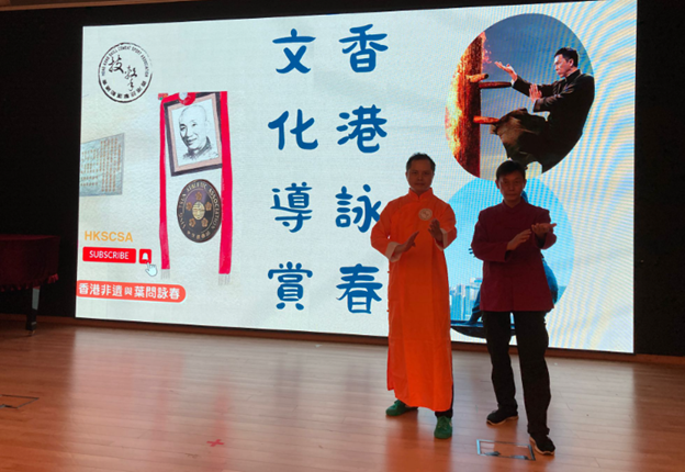 70、80年代的香港,一位年幼的男孩被電影院中的李小龍深深吸引。那一幕幕拳拳到肉的打鬥場面,不只是熱血與速度的展現,更是一種精神的召喚。對這位男孩來說,李小龍不僅是銀幕上的英雄,更成為他人生道路上的指引。如今,他就是香港詠春的重要推廣者與傳承人——歐德成師傅。