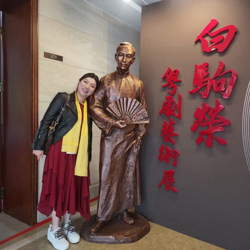 在香港這座中西文化交融的城市,有這樣一位女性,她的生命旅程橫跨東西、貫穿古今。她來自粵劇名門,卻在西方音樂中找到自我;她不只傳承戲曲,更懂得如何讓這些文化以現代教育制度延續下去,讓傳統真正「教得出、學得到」。她是張紫伶博士,一位以文化為信仰的教育行者。