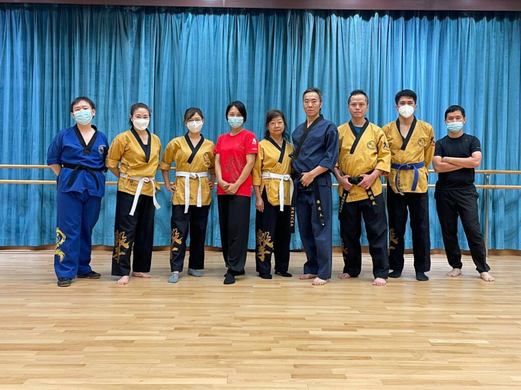 陳達夫師父,一位在香港武術界頗具聲望的師範,從不諱言自己年少時是個「打機打到唔願郁」的宅男。如今的他,是香港技擊運動總會的總教練,專精詠春,並融合氣功與多派武術哲理,將武術視為修身、養性、育人的生命之道。這段由虛擬世界走向真實功夫的旅程,始於一次偶然的邀約。